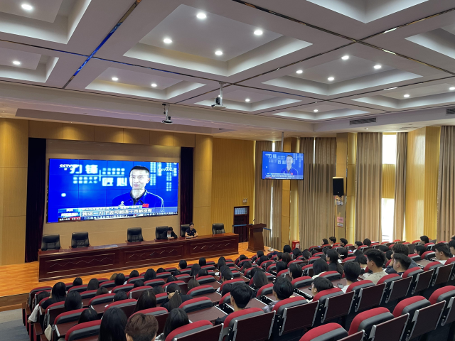 “传承工匠精神 争做时代新人”——平顶山外国语学校开展团课教育活动之(八)